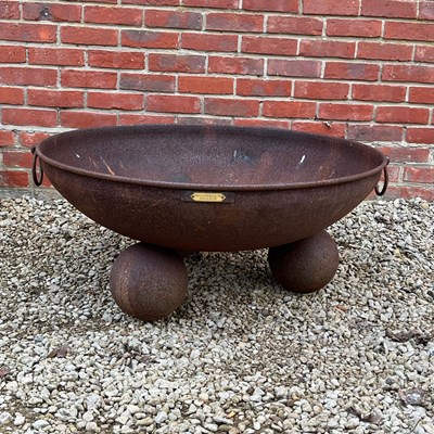 Lot 1028 - A large circular wrought iron fire pit