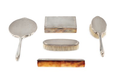 Lot 580 - A silver rectangular cigarette box, with...