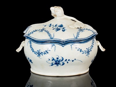 Lot 266 - An 18th century Caughley blue and white tureen