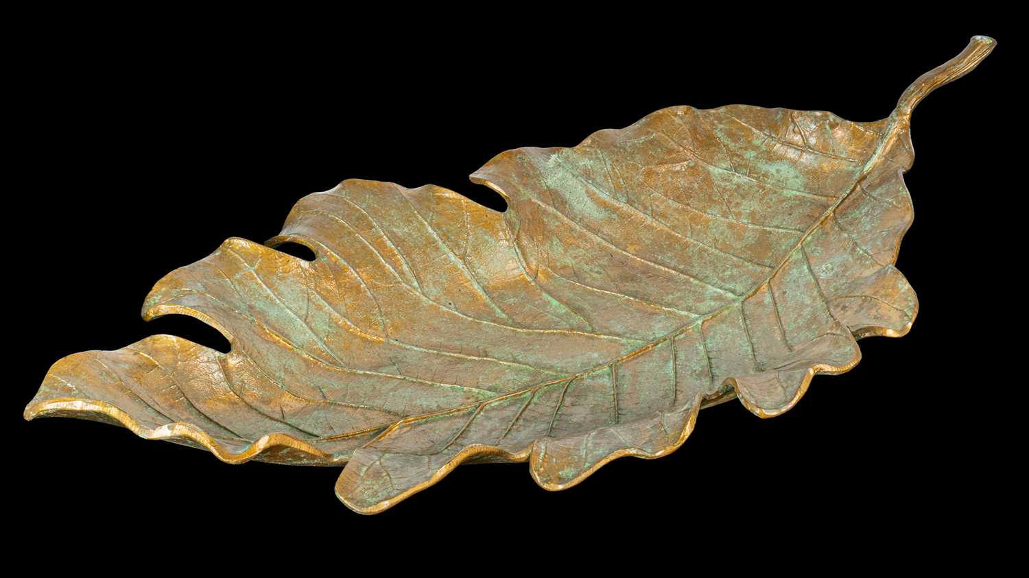 Lot 139 - A dish in the form of a leaf