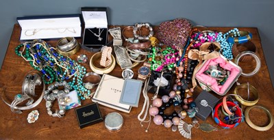 Lot 27 - A large collection of costume jewellery to...