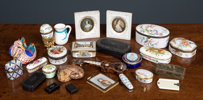 Lot 35 - A Royal Worcester ceramic pill box decorated...