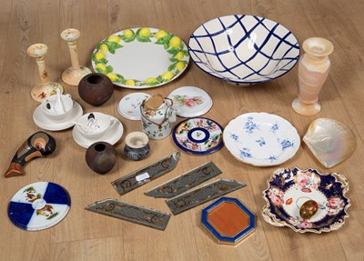 Lot 440 - A collection of ceramics to include a pair of...