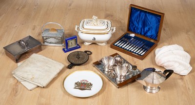 Lot 607 - A 19th century porcelain tureen decorated with...