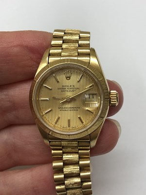 Lot 236 - A lady's 18ct gold 'Datejust' automatic...