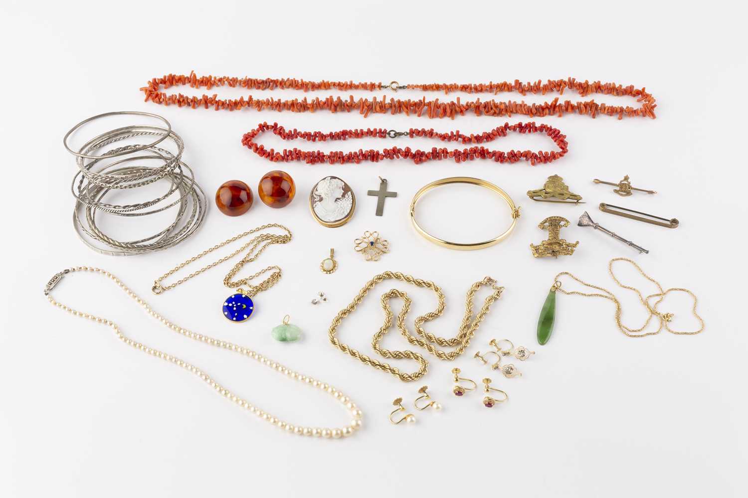 Lot 61 - A collection of jewellery, comprising a 9ct...