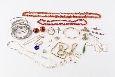 Lot 61 - A collection of jewellery, comprising a 9ct...