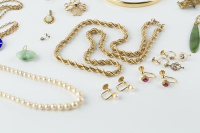 Lot 61 - A collection of jewellery, comprising a 9ct...