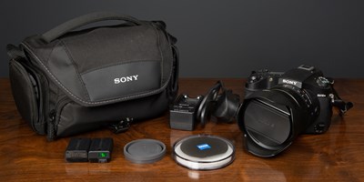 Lot 11 - A Sony DSC-RX10M3 Camera with a Vario-Sonnar 2....