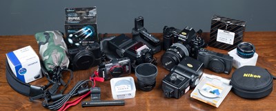Lot 31 - A collection of cameras and accessories to...