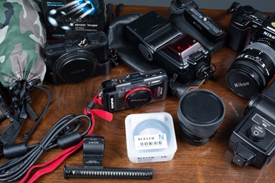 Lot 31 - A collection of cameras and accessories to...