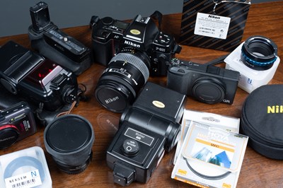 Lot 31 - A collection of cameras and accessories to...