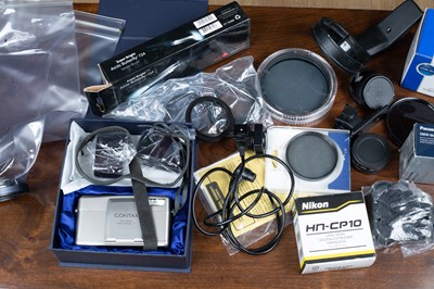 Lot 31 - A collection of cameras and accessories to...