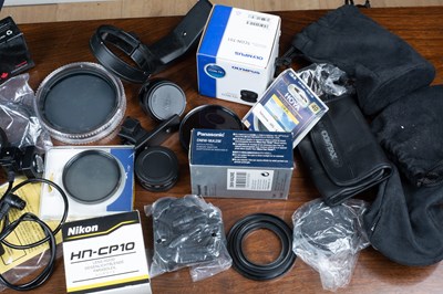 Lot 31 - A collection of cameras and accessories to...