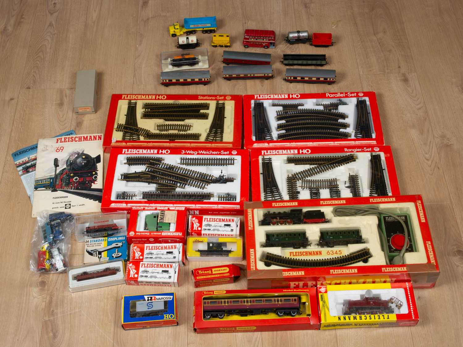 Lot 90 - A boxed Fleischmann 6345 train set, together...