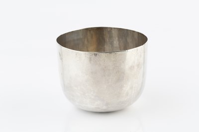 Lot 397 - A late 17th century silver tumbler cup, of...