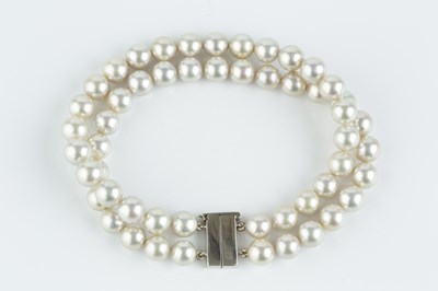 Lot 152 - A cultured pearl double strand bracelet with...