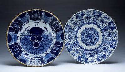 Lot 323 - Delft blue and white de Klau charger Dutch,...