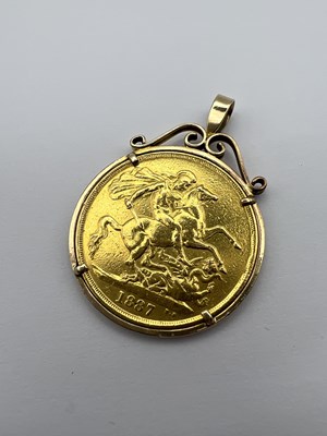 Lot 52 - A Victoria double sovereign pendant on chain,...