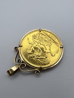 Lot 52 - A Victoria double sovereign pendant on chain,...
