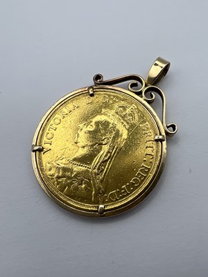 Lot 52 - A Victoria double sovereign pendant on chain,...
