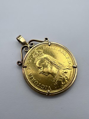 Lot 52 - A Victoria double sovereign pendant on chain,...