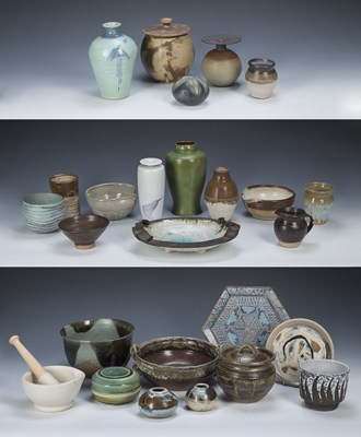 Lot 353 - Collection of studio pottery and ceramics to...