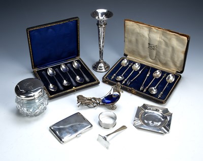 Lot 402 - Group of silver pieces to include a cased set...