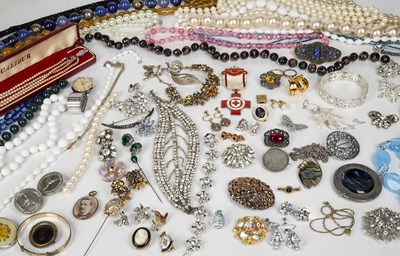 Lot 534 - Large collection of costume jewellery  to...