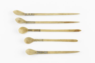 Lot 349 - A Zulu long handled bone snuff spoon with...