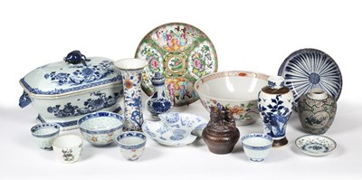 Lot 158 - A Chinese blue and white porcelain tureen and...