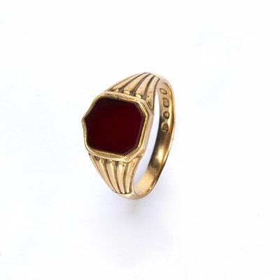 Lot 540 - 18ct gold signet ring with blank carnelian...