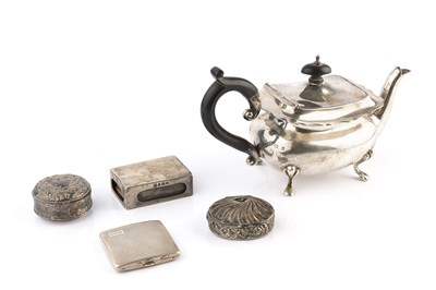 Lot 407 - An Edwardian silver bachelor's tea pot, on...