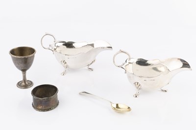 Lot 386 - A pair of Edwardian silver sauce boats, with...