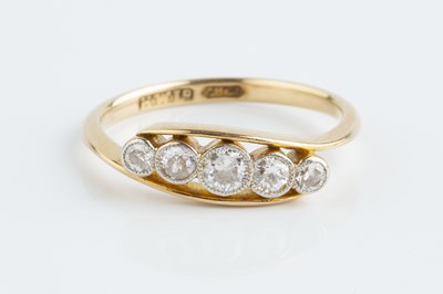 Lot 75 - A diamond five stone ring, of crossover design,...