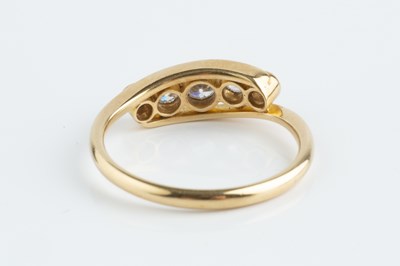 Lot 75 - A diamond five stone ring, of crossover design,...