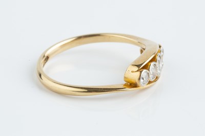 Lot 75 - A diamond five stone ring, of crossover design,...