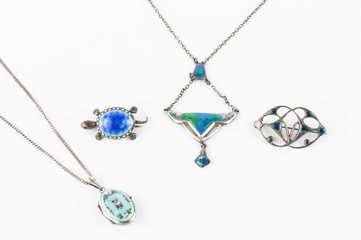 Lot 100 - An Edwardian enamel pendant necklace by...
