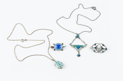 Lot 100 - An Edwardian enamel pendant necklace by...