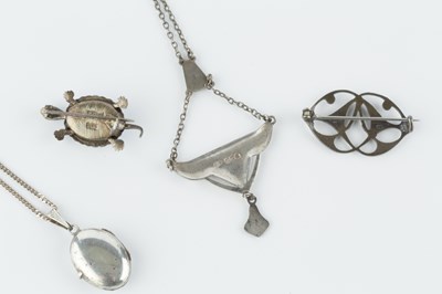Lot 100 - An Edwardian enamel pendant necklace by...