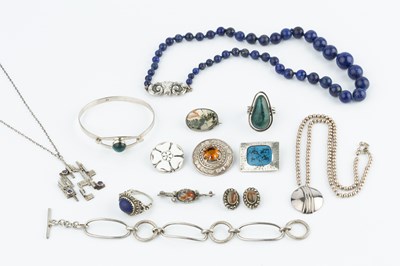 Lot 128 - A collection of jewellery, comprising a lapis...