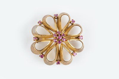 Lot 139 - A ruby set panel brooch/pendant, modelled as...