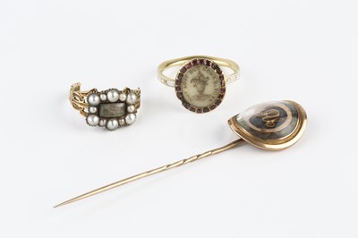 Lot 30 - A George III memorial panel ring, the oval...