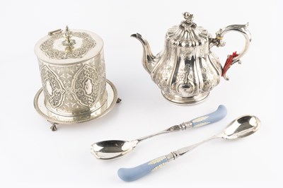 Lot 444 - A small quantity of silver plated items, to...