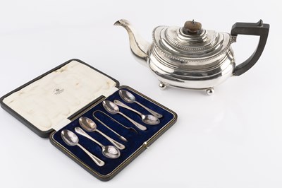 Lot 446 - A George III silver tea pot, with gadrooned...