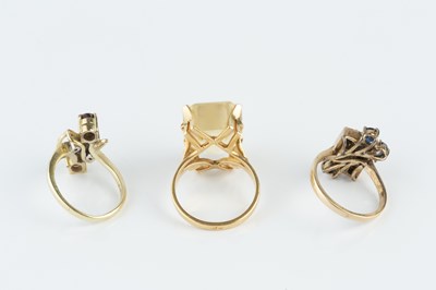 Lot 34 - Three gem set dress rings, comprising a...