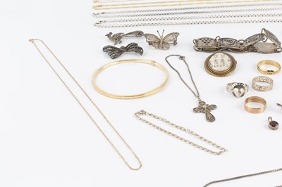 Lot 60 - A collection of jewellery, comprising a 9ct...