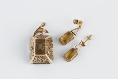 Lot 124 - A smoky quartz single stone pendant, the...
