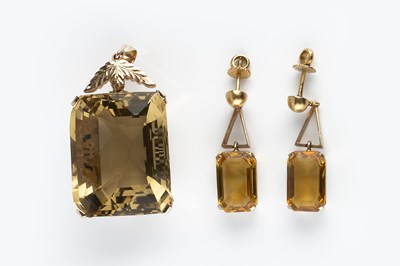 Lot 124 - A smoky quartz single stone pendant, the...