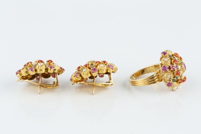 Lot 70 - A vari gem-set ring and earrings suite, each...